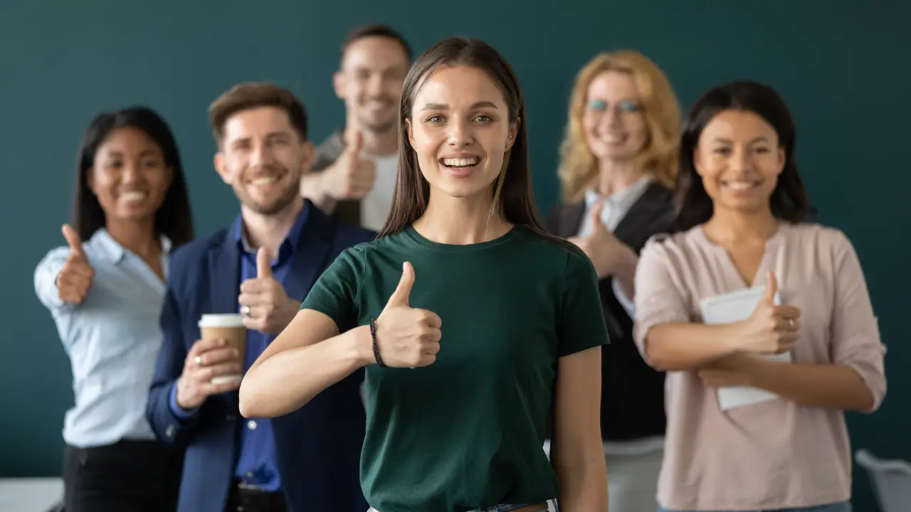 Equipe feliz trabalhando em sistema de chamados