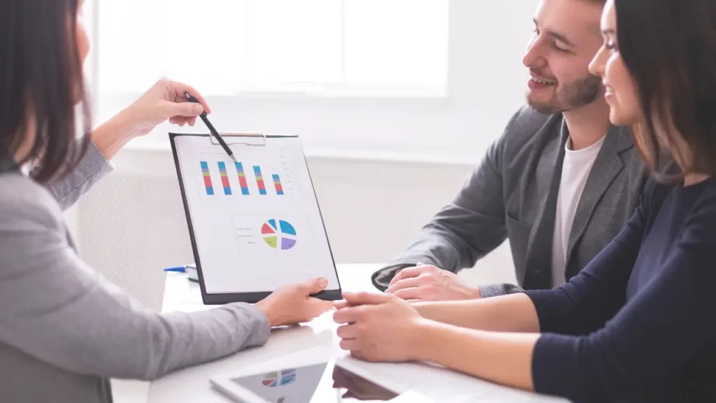 Planejamento financeiro empresarial: um guia para definir metas para a sua empresa Casal aprendendo sobre planejamento financeiro empresarial