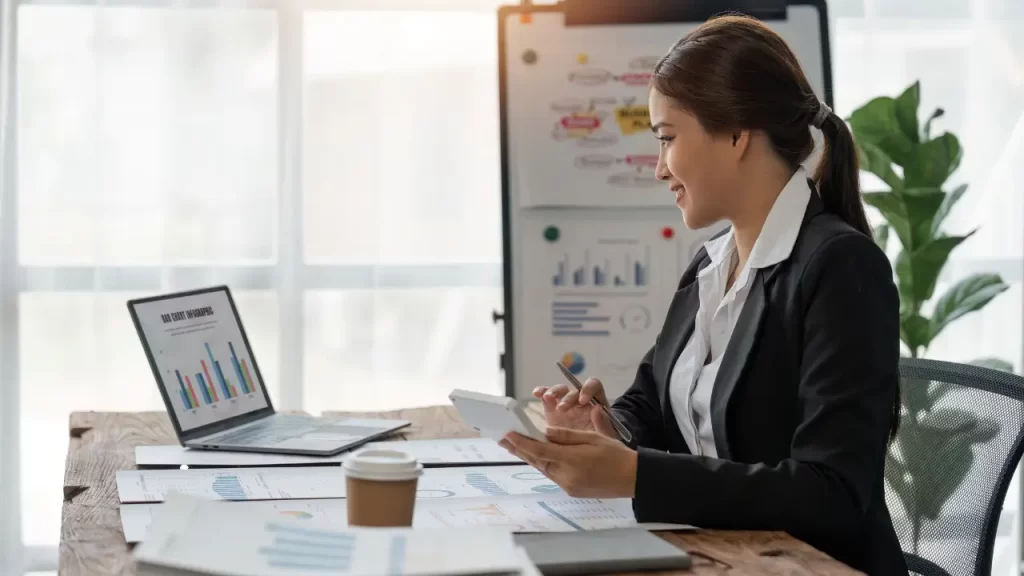Planejamento financeiro empresarial: um guia para definir metas para a sua empresa Mulher estudando sobre planejamento financeiro empresarial
