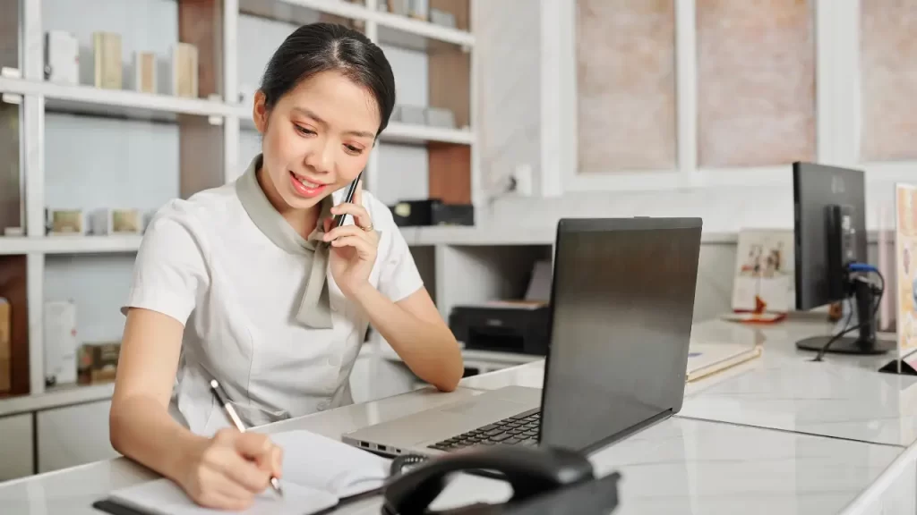 Atendimento personalizado: o que é + 6 dicas para fazer Mulher no telefone fazendo atendimento personalizado