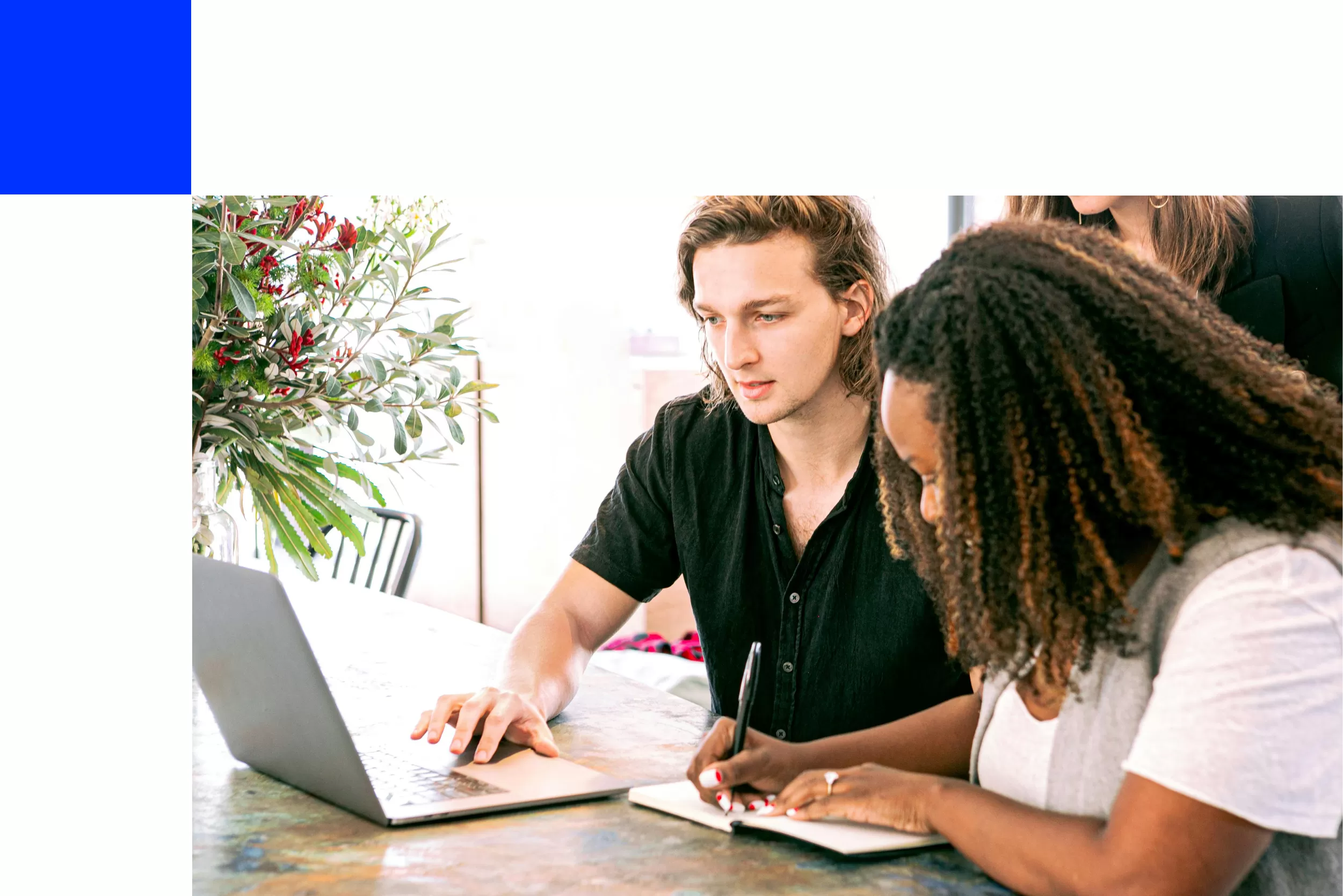 Pessoas medindo controle de desempenho no trabalho