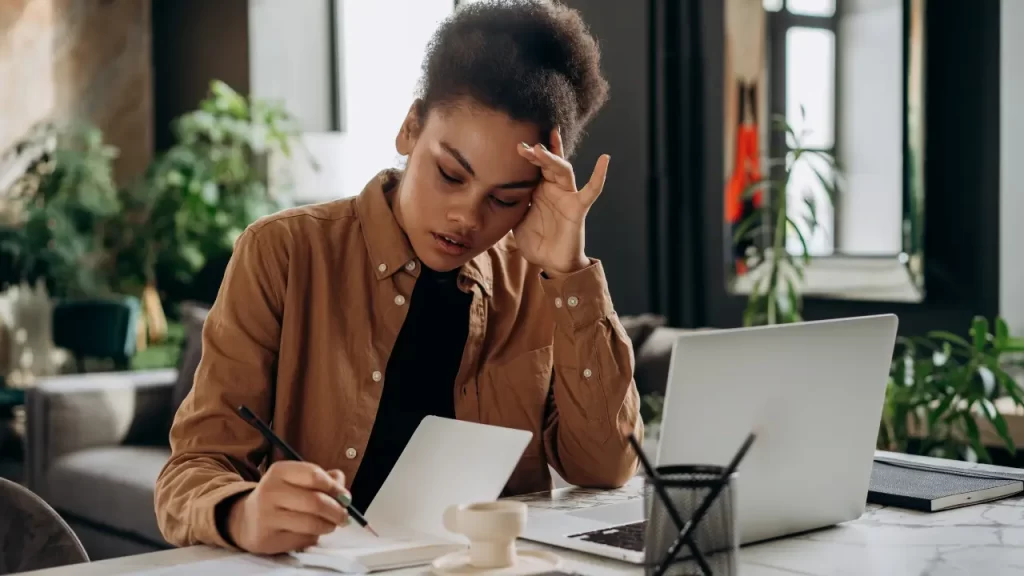 O que é FAQ e qual é a sua relação com Customer Success? Mulher tentando entender o que é faq