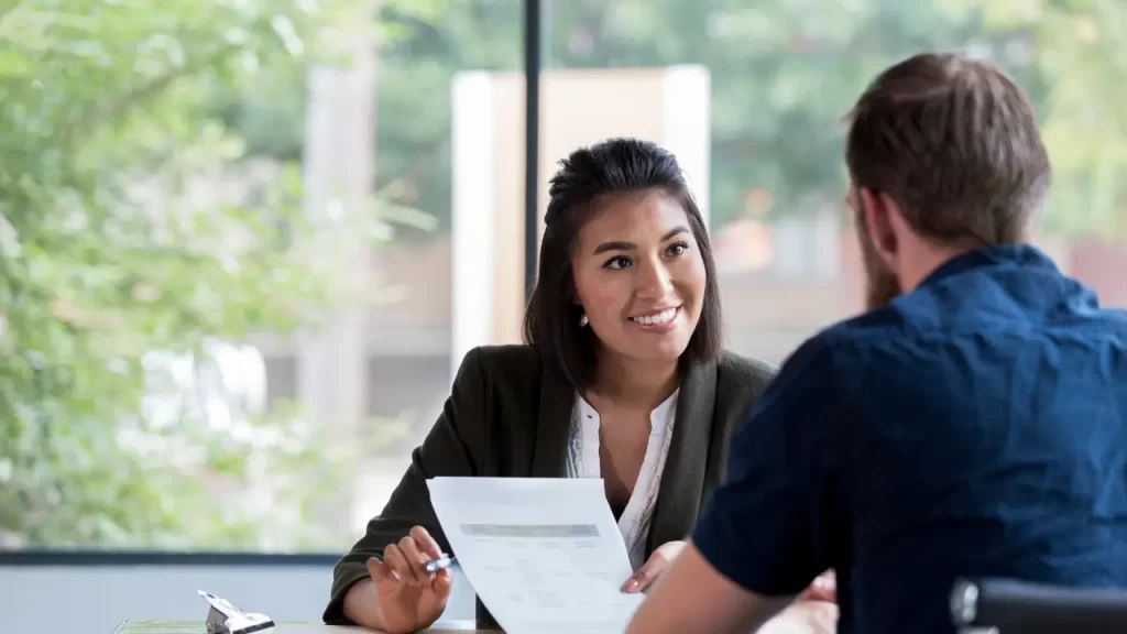 Jornada do cliente: o que é, etapas, exemplos e como mapear Homem e mulher realizando jornada do cliente