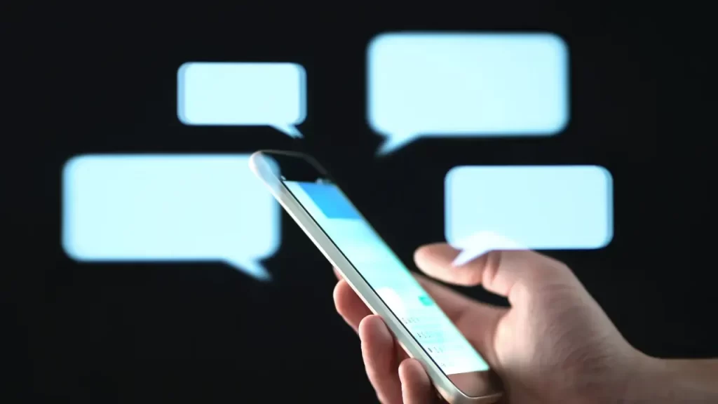 O que é chatbot? Como funciona, para que serve e 7 exemplos Pessoa descobrindo o que é chatbot no celular