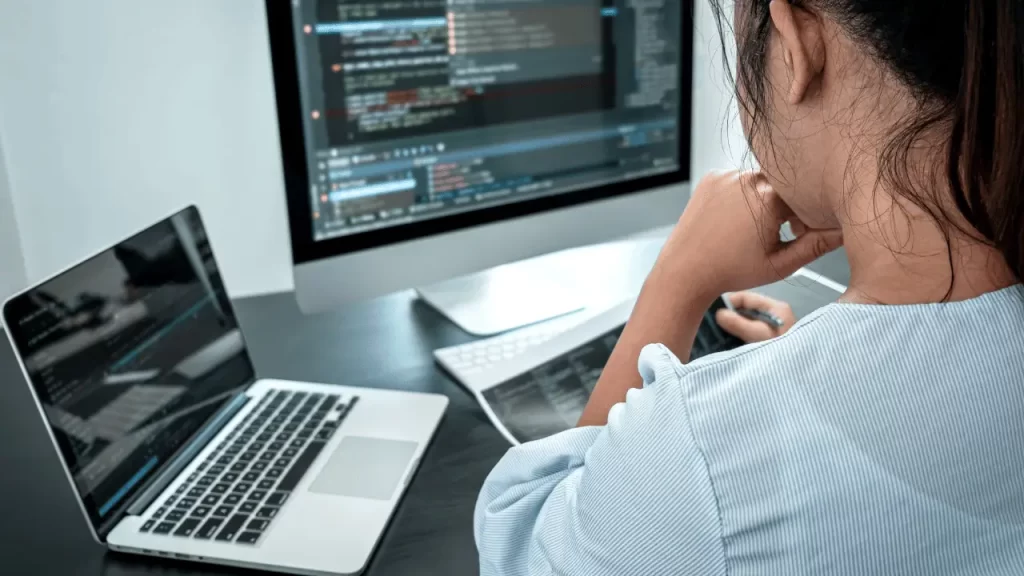 Mulher analisando computadores