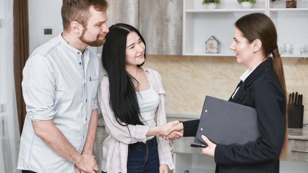 Como prospectar clientes? 12 técnicas para vender mais! Atendente falando com clientes