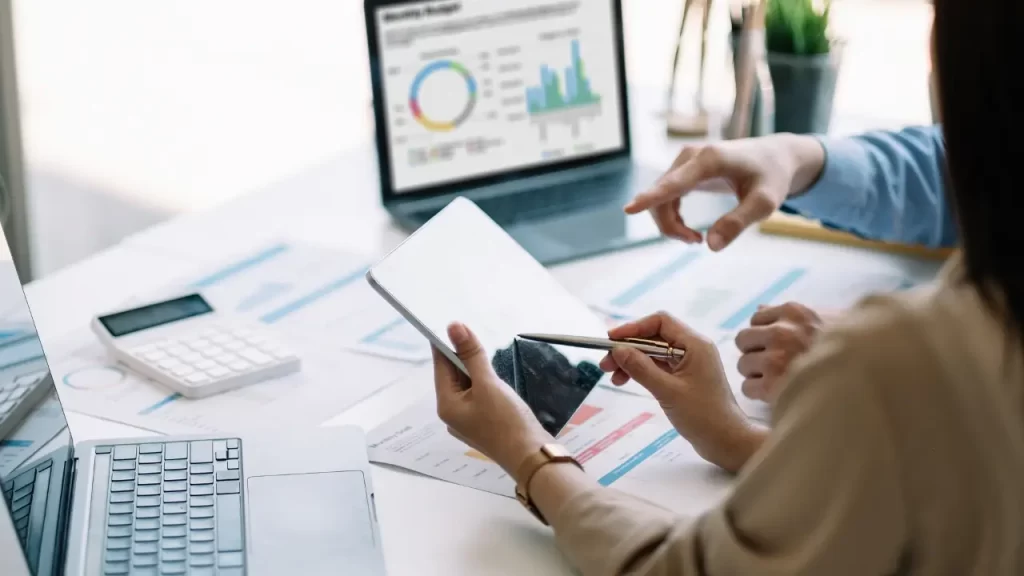 Inteligência artificial para negócios: 11 melhores ferramentas Mulher trabalhando com inteligência artificial para negócios