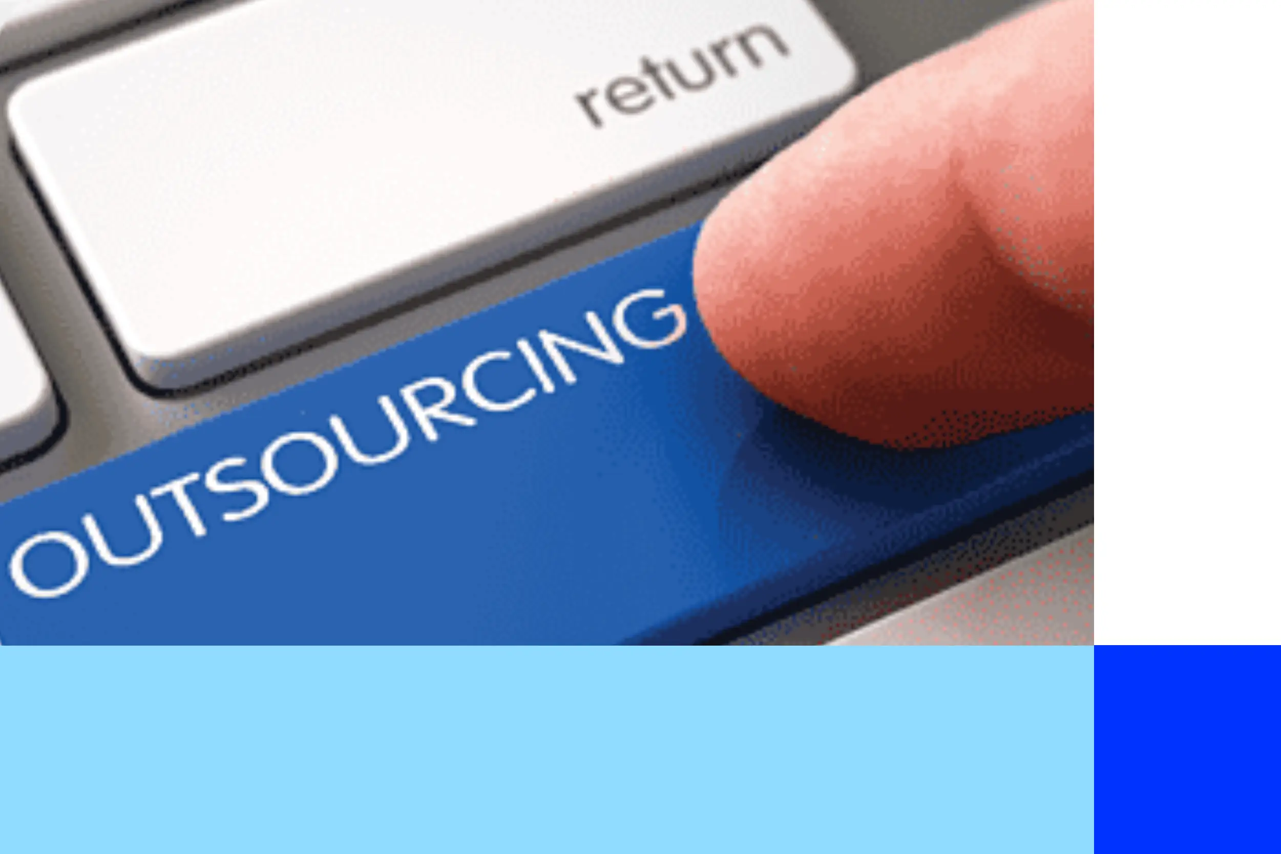 A imagem mostra um dedo apertando uma tecla escrito "outsourcing" em um teclado.