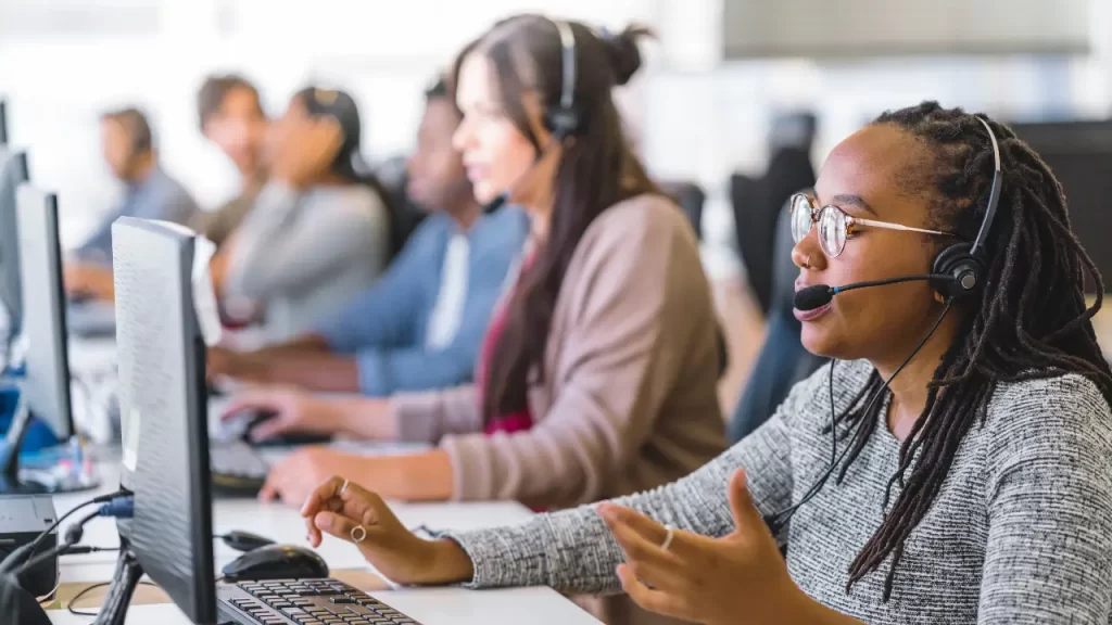 Atendimento ao cliente: o que é e 11 dicas de como fazer Mulher aplicando dicas de atendimento ao cliente