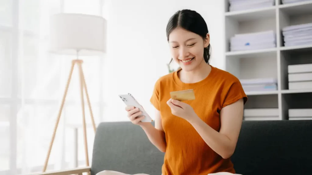 O que é omnichannel? Entenda como funciona e como aplicar Mulher feliz por ter recebido atendimento omnichanel
