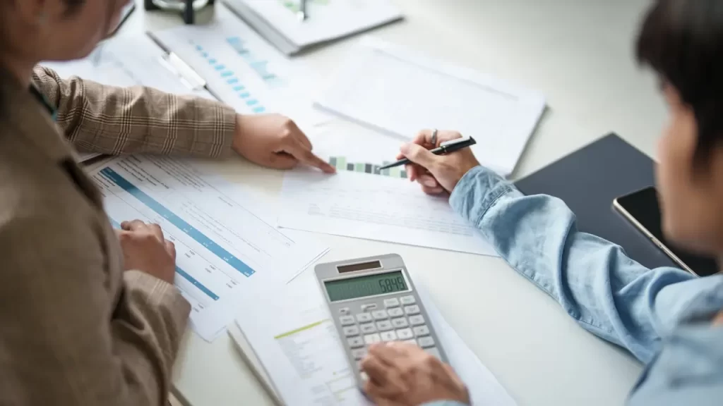 Pessoas calculando gestão de serviços
