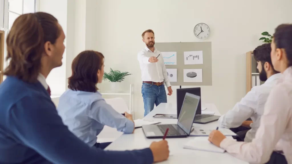 Governança corporativa: o que é, como funciona e 4 exemplos Homem explicando sobre governança corporativa