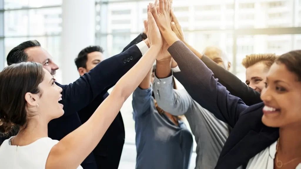 Indicadores de desempenho (KPIs): 5 exemplos e como usar Equipe comemorando excelentes indicadores de desempenho