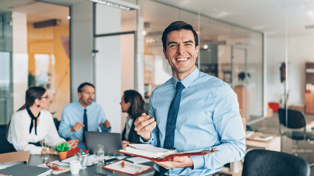 Homem trabalhando em ambiente corporativo