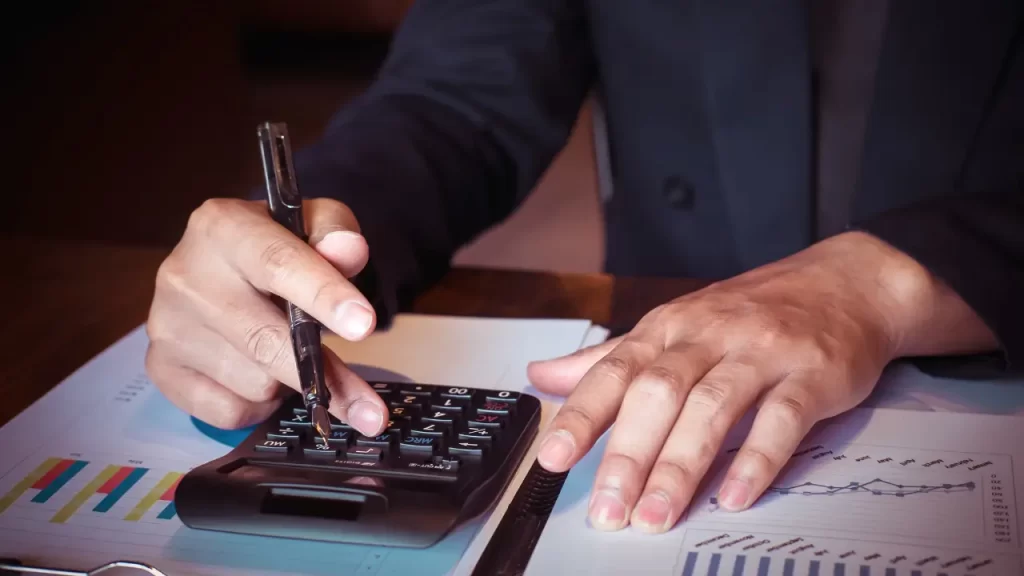 Margem bruta: o que é, exemplos, como calcular e analisar Homem calculando margem bruta