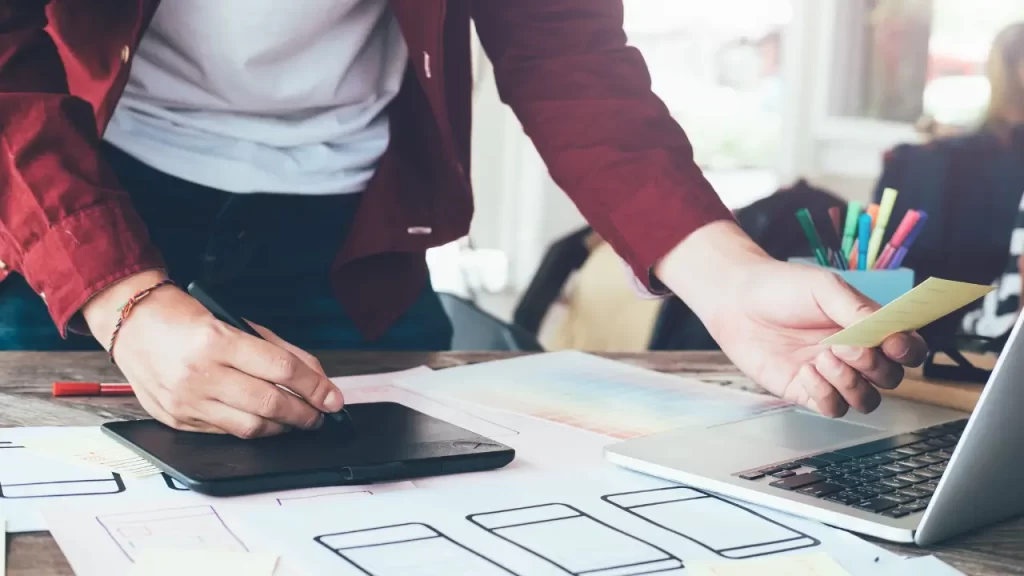 Processos empresariais: o que são, 4 exemplos e como criá-los Homem definindo processos empresariais em planilha.