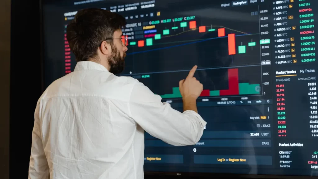 Cultura de dados: o que é e como aplicar na sua empresa Homem de costas mexendo em tela que representa cultura de dados