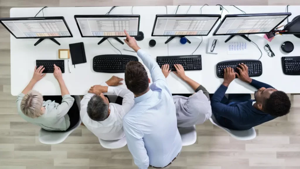 Eficiência operacional: o que é e como aplicar na sua empresa Homem simulando eficiência operacional em ambiente de trabalho