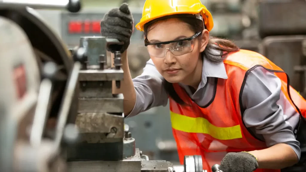 Indicadores operacionais: o que são, exemplos e como adotar Mulher ajustando indicadores operacionais