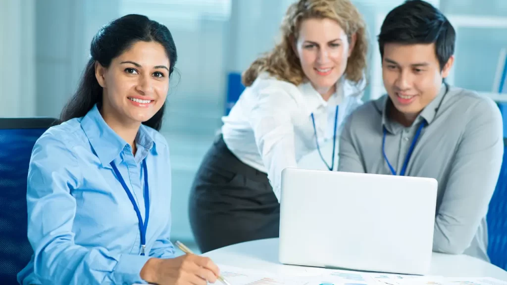 Processos empresariais: o que são, 4 exemplos e como criá-los Grupo de 3 pessoas trabalhando em processos empresariais