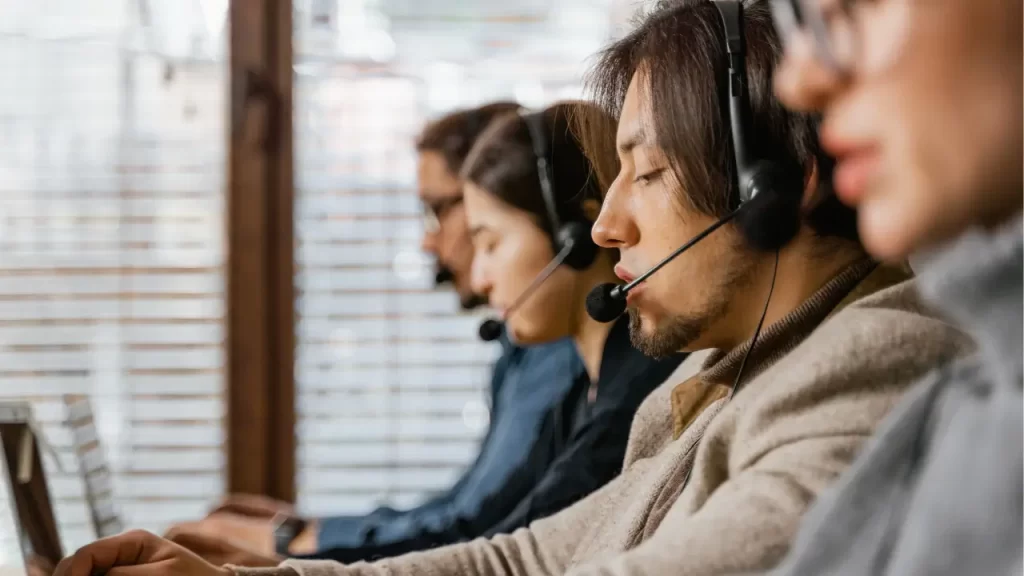 BPO (Business Process Outsourcing): o que é e como funciona imagem de um call center