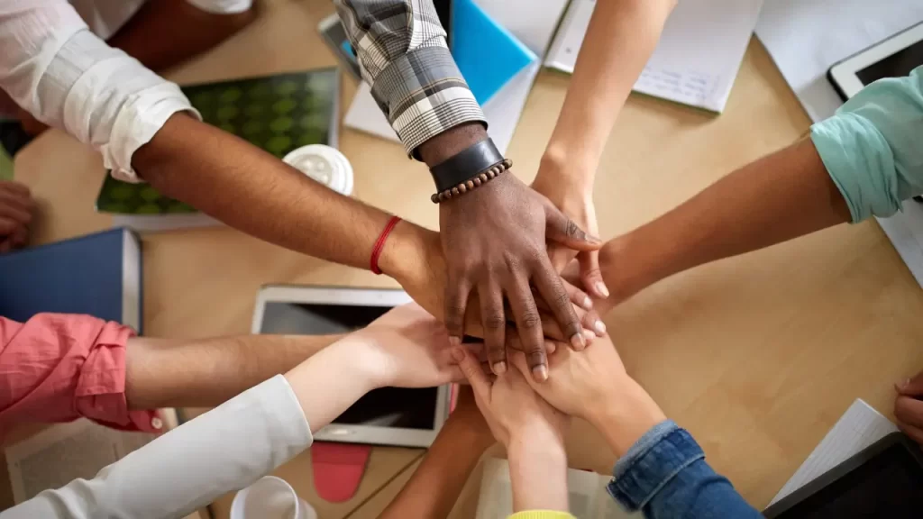 Pessoas aprendendo como melhorar a comunicação interna na empresa