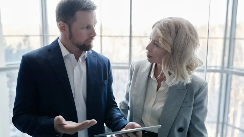 Como melhorar a comunicação interna na empresa em 10 passos Mulher ensinando para homem como como melhorar a comunicação interna na empresa